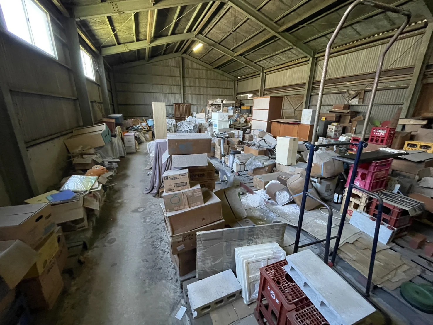 西尾市の倉庫に家具・段ボール・雑貨などが大量に残された作業前の様子