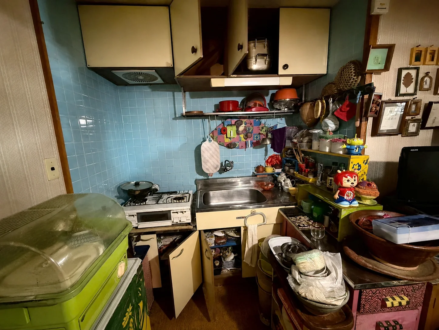 名古屋市北区黒川のキッチン周辺に食器・調理器具・家具・日用品が残された作業前の様子