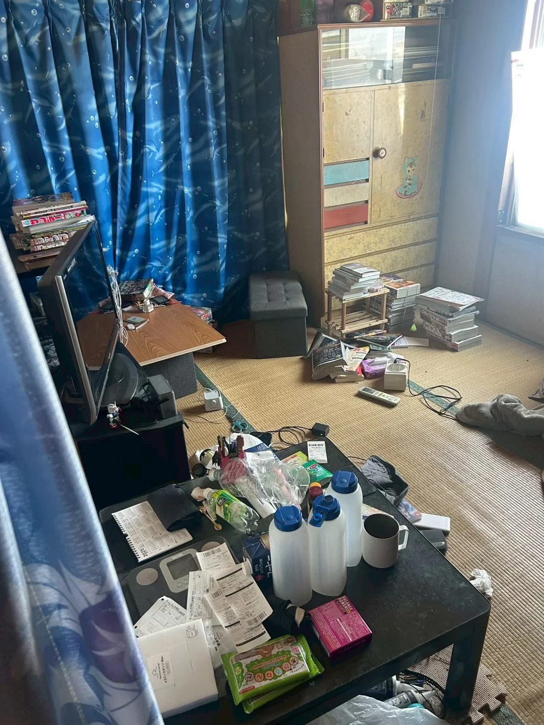 名古屋市北区上飯田で遺品整理の作業前、家具やテレビ・書籍などが残された室内の様子