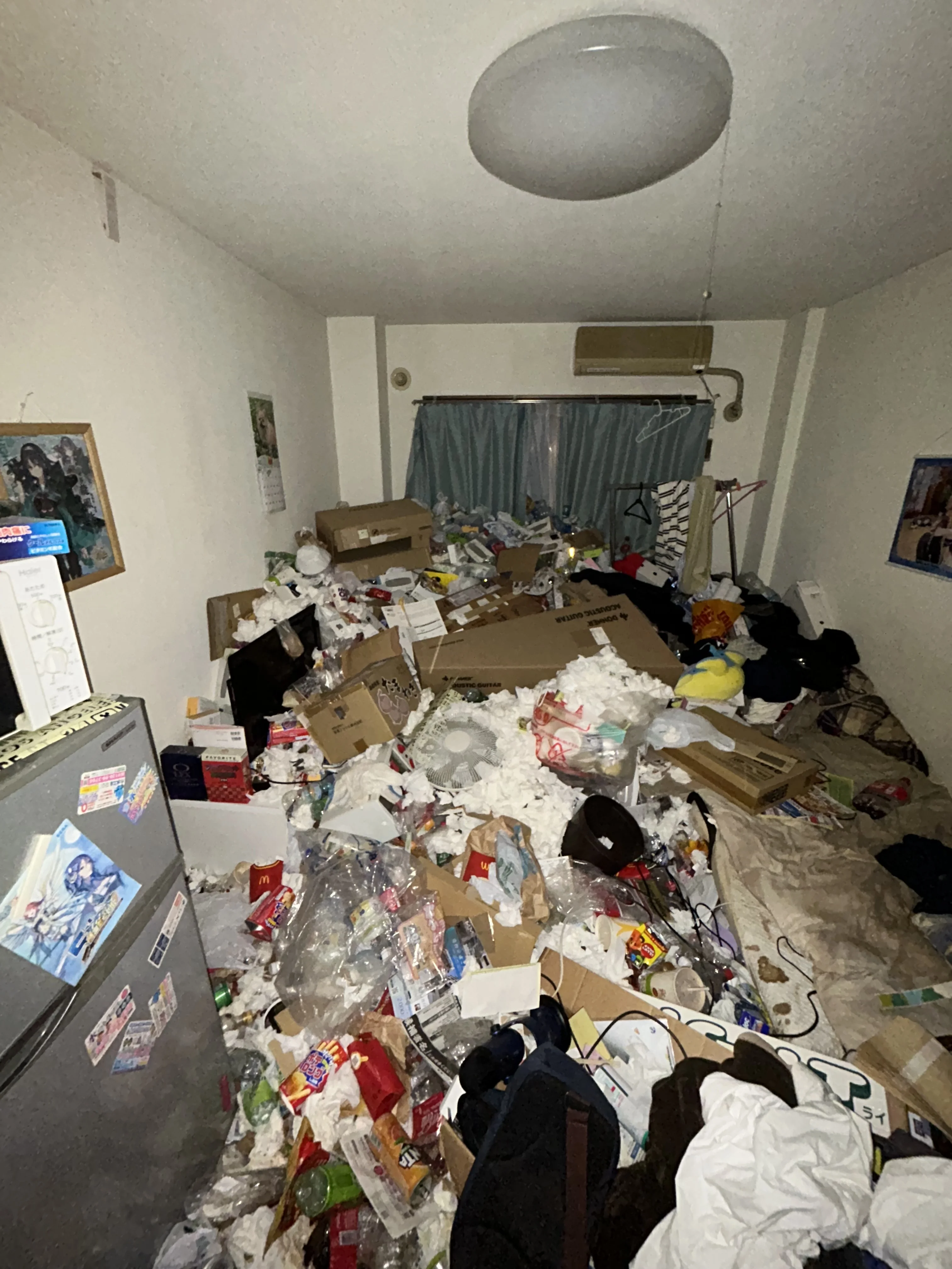 春日井市のゴミ屋敷片付け、作業前に段ボールやゴミが積み重なった室内の様子