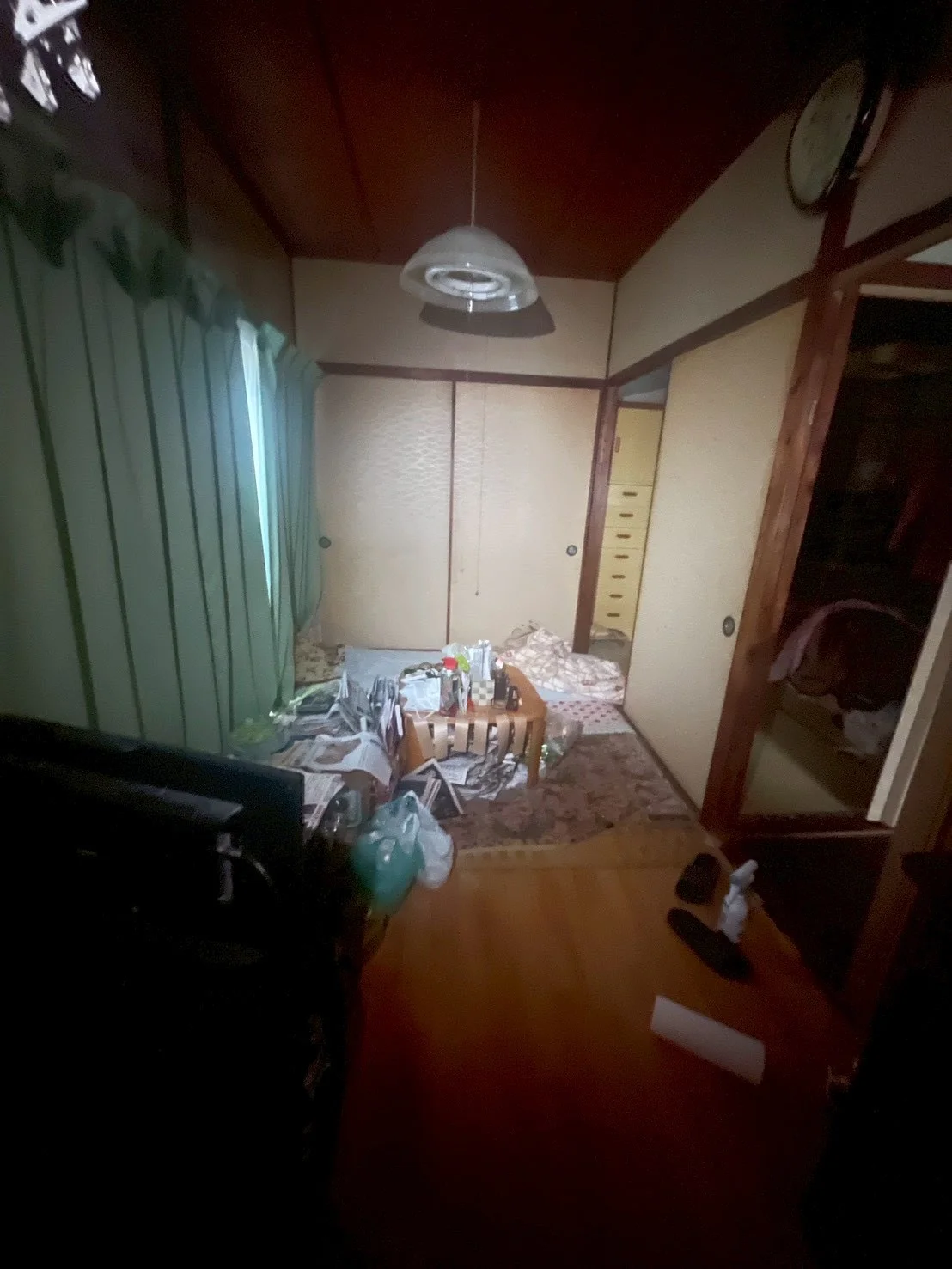 一宮市の遺品整理前、家具や生活用品が残された室内の様子
