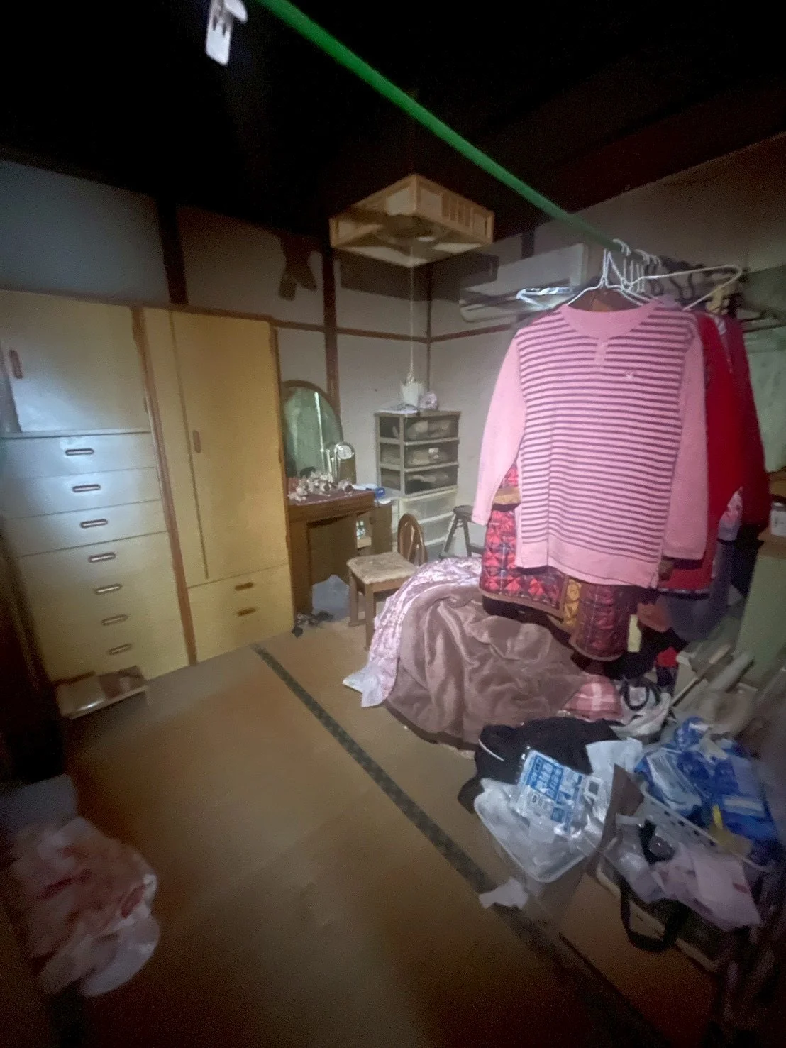一宮市の和室、遺品整理前に収納家具や衣類が残された様子