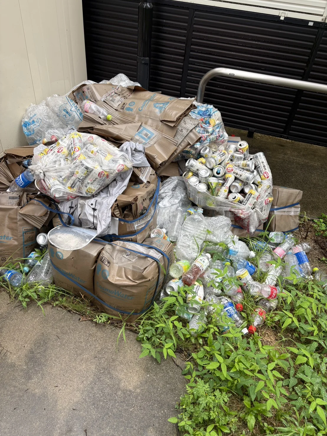 名古屋市中村区のアパート共用部に残された残置物の撤去前
