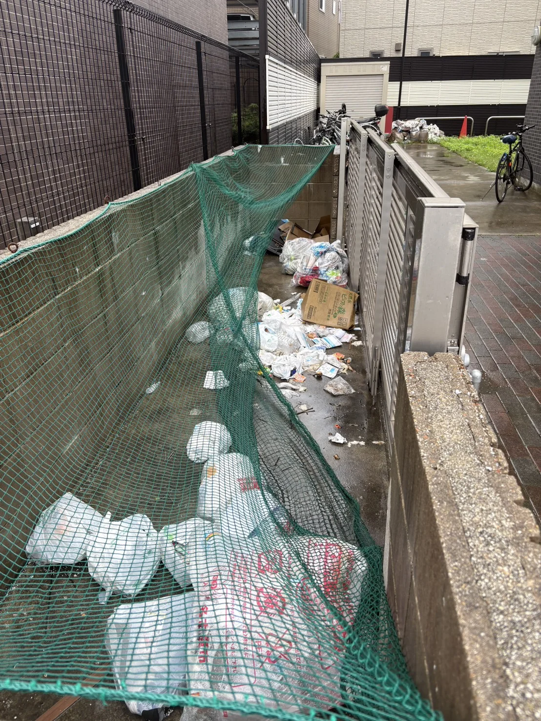 名古屋市中村区のアパートゴミ置き場の片付け前