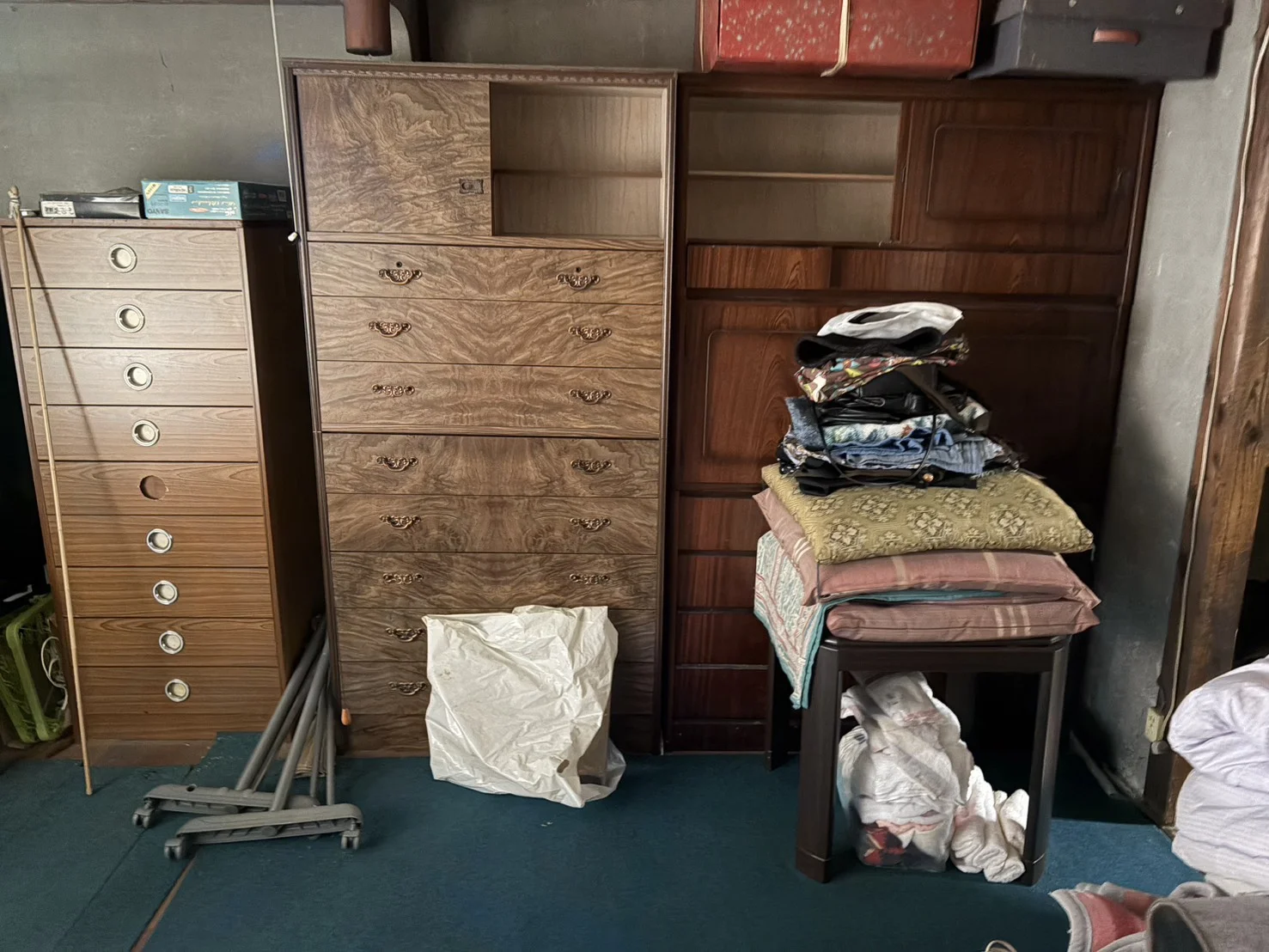 名古屋市西区の遺品整理、収納家具・衣類の作業前の様子