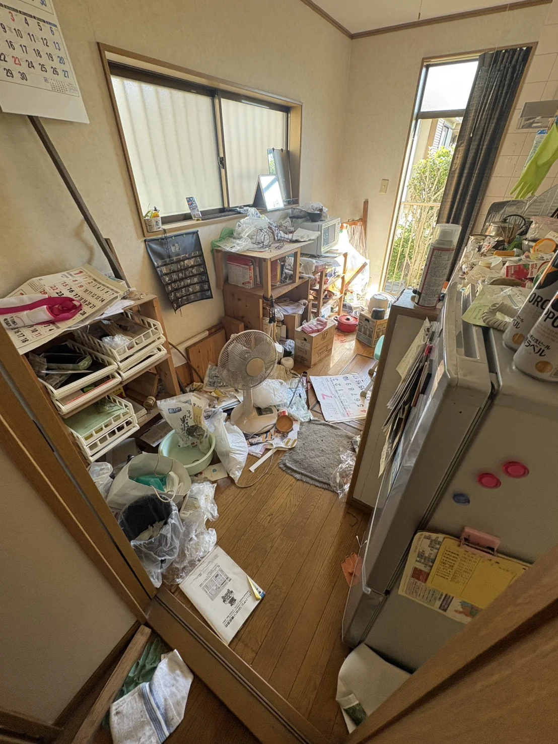愛知県日進市の遺品整理｜キッチンの作業前、冷蔵庫や収納家具が残された様子