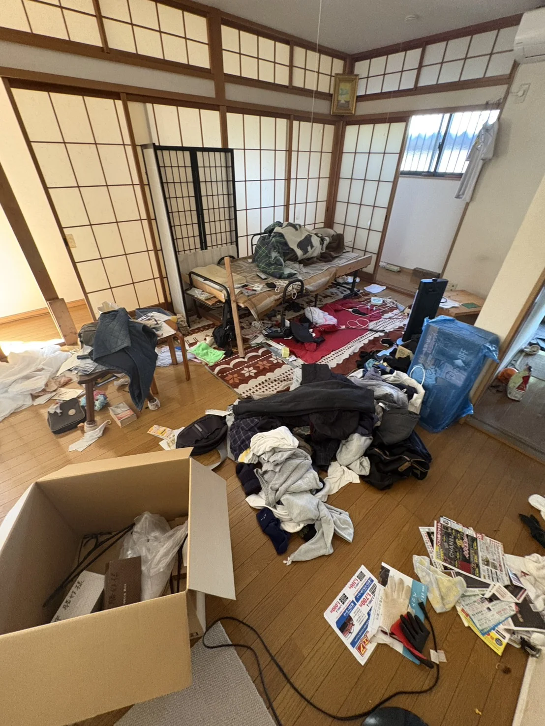 愛知県日進市の遺品整理｜居室の作業前、ベッドや衣類が残された室内の様子