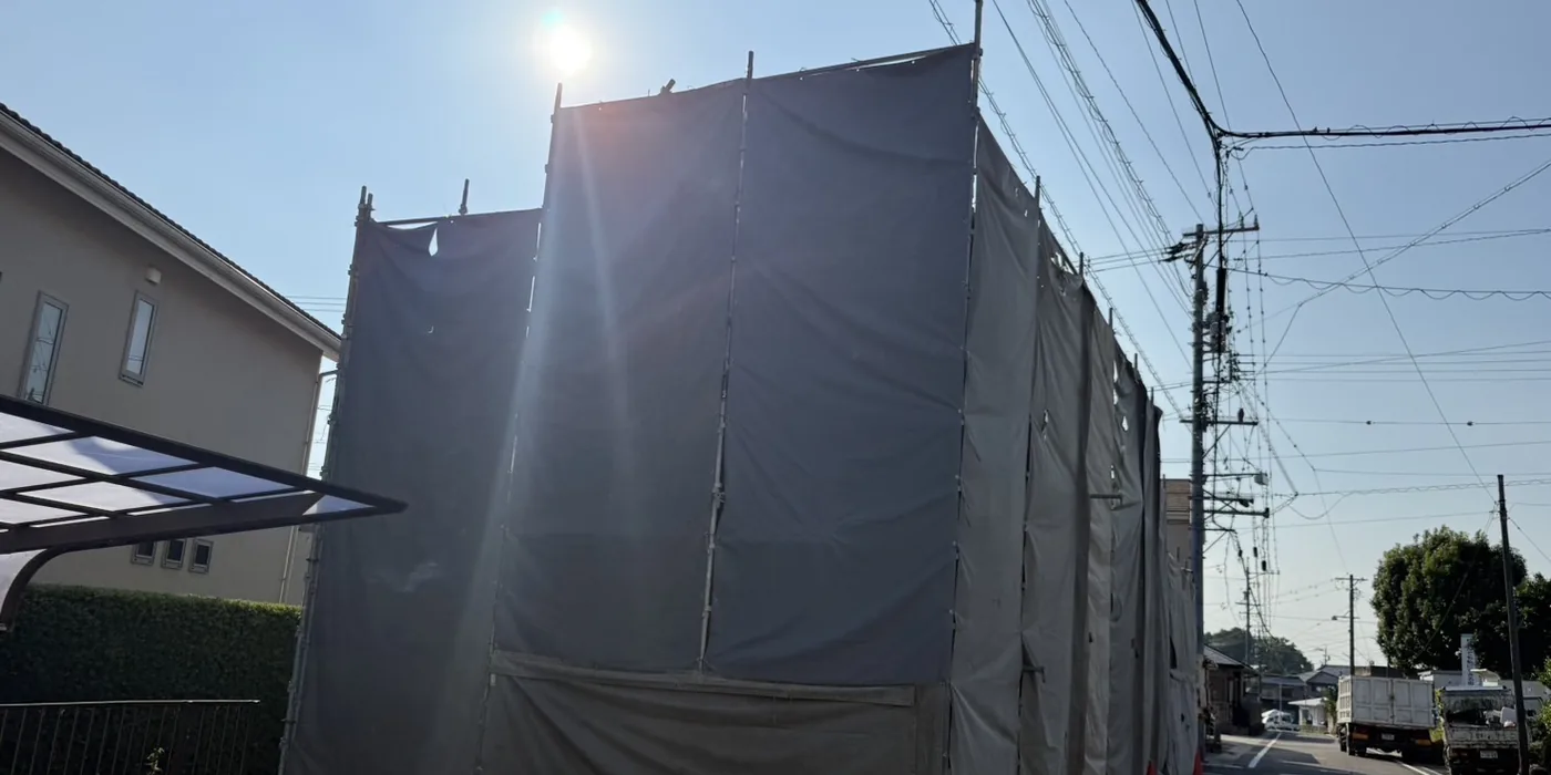 解体工事の養生・足場の様子